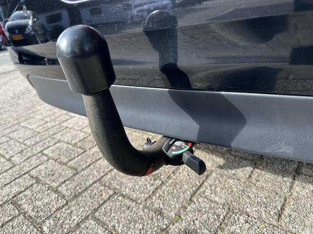 Peugeot 208 1.2 Turbo 110 PK GT-line | Navigatie | 17 inch Lichtmetalen Velgen | Trekhaak 1150 KG | Climate Control | Sensoren | Cruise Control | Mistlampen | LED Verlichting | Half Lederen Sportstoelen |