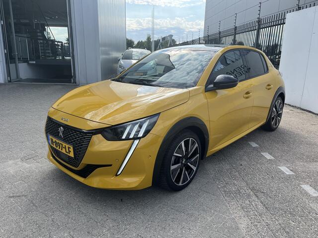 Peugeot 208 1.2 PureTech GT-Line / CAMERA / PARKEERSENSOREN / NAVIGATIE / PANORAMADAK /
