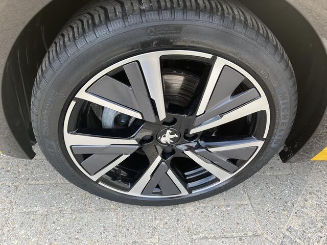 Peugeot 208 1.2 PureTech GT-Line / CAMERA / PARKEERSENSOREN / NAVIGATIE / PANORAMADAK /