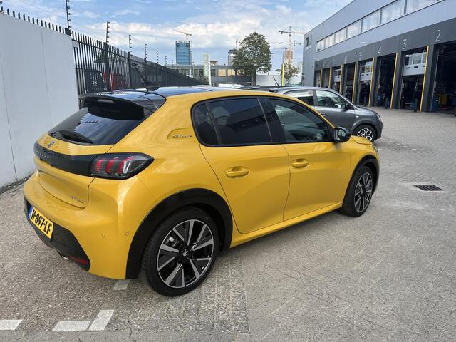 Peugeot 208 1.2 PureTech GT-Line / CAMERA / PARKEERSENSOREN / NAVIGATIE / PANORAMADAK /