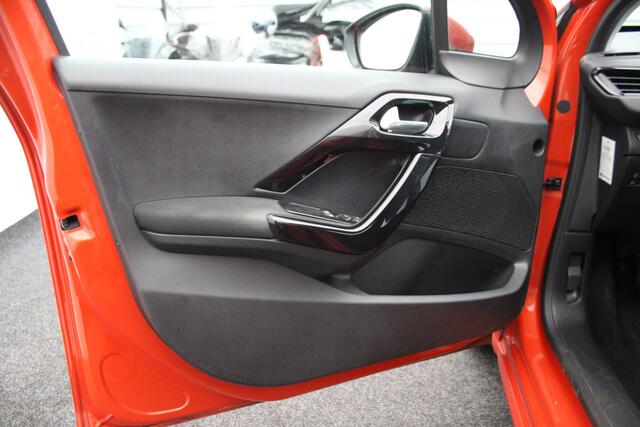 Peugeot 208 1.2 PureTech Blue Lion nette 5-deurs met trekhaak 1e eigenaar