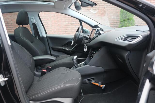 Peugeot 208 1.2 Turbo 110pk 5-drs Allure | Navi | App Connect | Climate | Cruise | Panoramadak | Camera | PDC