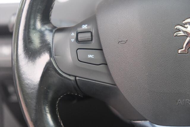 Peugeot 208 1.2 Turbo 110pk 5-drs Allure | Navi | App Connect | Climate | Cruise | Panoramadak | Camera | PDC