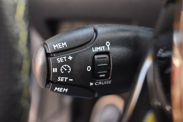 Peugeot 208 1.2 Hybrid 100 e-DCS6 GT Panoramadak | Half-Leder | Sfeerverlichting | BSM | Navigatie | 12 mnd BOVAG garantie | Whatsapp 06-53188999