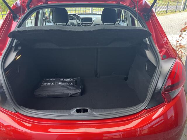 Peugeot 208 1.2 PureTech Signature 83 pk | Airco | Cruise control | Parkeersensoren | Navigatie | App-connect