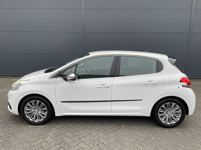 Peugeot 208 82pk Allure (Camera - Automatische Airco - Apple Carplay - Navigatie - Parkeersensoren - Lichtmetalen velgen incl 4S)