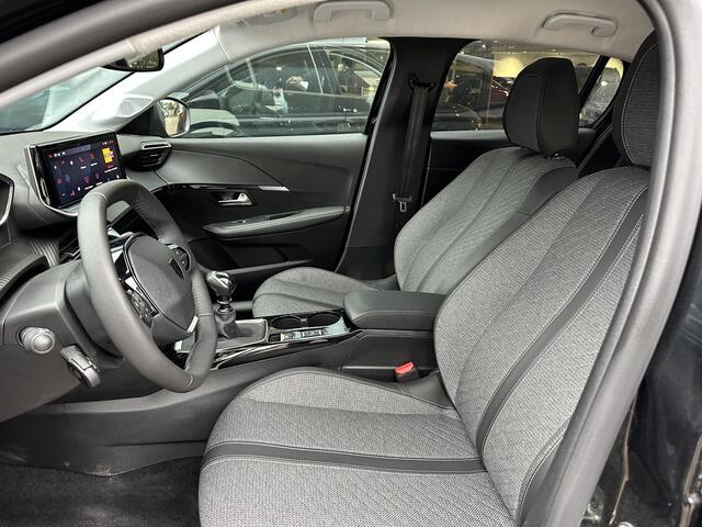 Peugeot 208 Allure 1.2 Turbo 100 PK 6-Bak | LED Koplampen | Facelift Model | Parkeersensoren Rondom | 10'' inch Touch Screen | Draadloze telefoon Navigatie via Apple Car play/ Android Auto | Cruise Control | Rijbaan Bewaking | Stuurwiel Bediening | Half Lederen Bekl