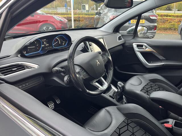 Peugeot 208 1.2 PureTech Première | Matte lak | Afneembare trekhaak | Panoramadak | Camera | Carplay | Navi | etc. etc.