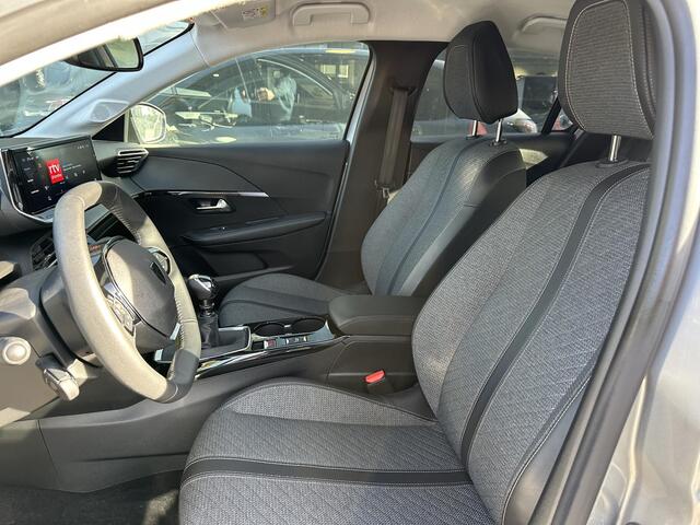 Peugeot 208 Allure 1.2 Turbo 100 PK 6-Bak | LED Koplampen | Facelift Model | Parkeersensoren Rondom | 10'' inch Touch Screen | Draadloze telefoon Navigatie via Apple Car play/ Android Auto | Cruise Control | Rijbaan Bewaking | Stuurwiel Bediening | Half Lederen Bekl