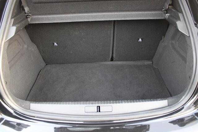 Peugeot 208 1.2 100PK GT | DRAADLOZE APPLE CARPLAY/ANDROID AUTO | 17" LICHTMETALEN VELGEN | DRAADLOZE TELEFOONLADER | ACHTERUITRIJ CAMERA | CRUISE CONTROL | FULL LED KOPLAMPEN | KEYLESS ENTRY/START | CLIMATE CONTROL | PARKEERSENSOREN VOOR EN ACHTER | GETINTE ACHETRRU