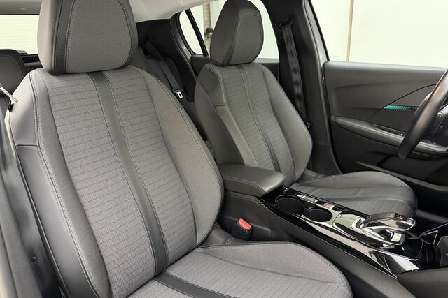 Peugeot 208 1.2 PureTech Allure 100pk Automaat | Navigatie | LM velgen extra getint | Climate Control