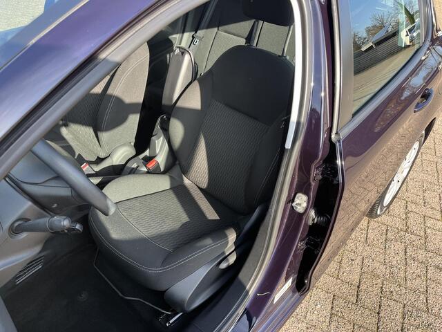 Peugeot 208 1.2 PureTech Blue Lion Complete uitvoering, goed onderhouden. Navigatie, PDC, telefoonvoorbereiding etc.