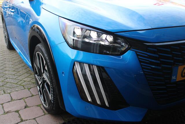 Peugeot 208 1.2 100PK GT | PANORAMA DAK | KEYLESS ENTRY/START | DRAADLOZE APPLE CARPLAY/ANDROID AUTO | CAMERA VOOR + ACHTER | DRAADLOZE TELEFOONLADER | 17" LICHTEMTALEN VELGEN | FULL LED KOPLAMPEN | DODEHOEK DETECTIE | PARKEERSENSOREN VOOR + ACHTER | CRUISE CONTROL |
