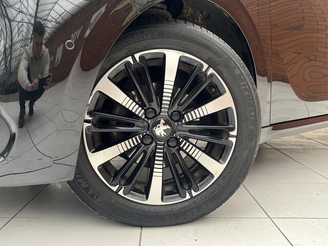 Peugeot 208 PureTech 110 Allure Automaat | Trekhaak | Panoramadak | Carplay | Camera | Automaat |