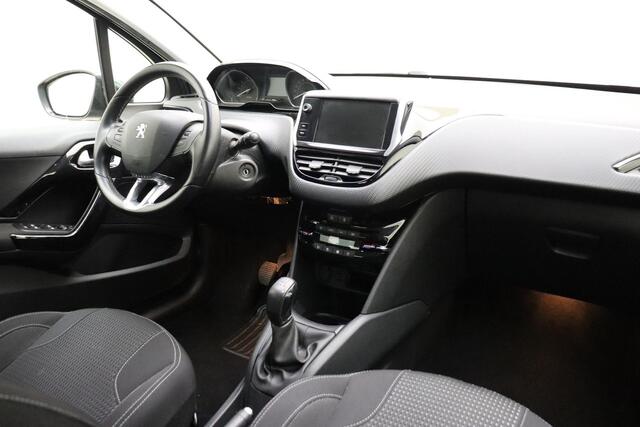 Peugeot 208 1.2 PureTech Blue Lease Executive | Navigatie | Climate en Cruise Control | Lm-velgen | Buitenspiegels verwarmd