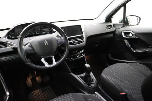 Peugeot 208 1.2 PureTech Blue Lease Executive | Navigatie | Climate en Cruise Control | Lm-velgen | Buitenspiegels verwarmd
