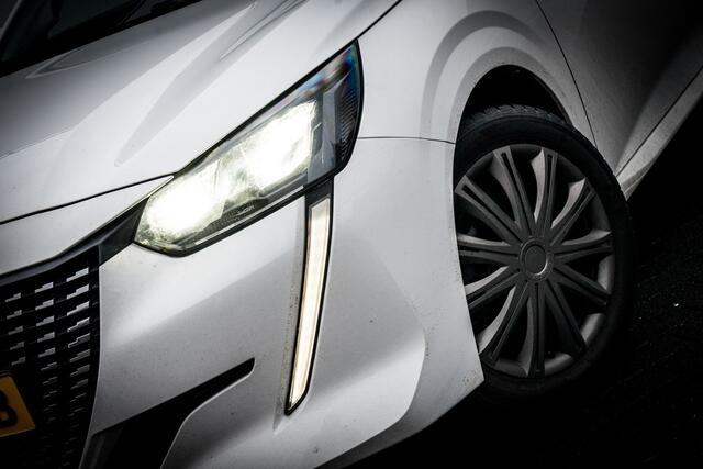 Peugeot 208 1.2 101PK Allure | 3D-I-Cockpit | Cruise | Navi | 6 Bak | | 16 INCH LMV | Keyless start | Rijstrooksensor met correctie |