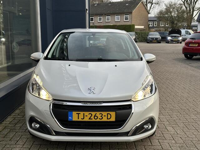 Peugeot 208 1.2 Blue Lion 82 PK | Complete Uitvoering | Navigatie | Airco | Cruise Control | LED Dagrijverlichting | Parkeersensoren | Midden Armsteun | All Season Banden | Apple Carplay & Android Auto | Dakspoiler | Mistlampen | Elektrisch Pakket