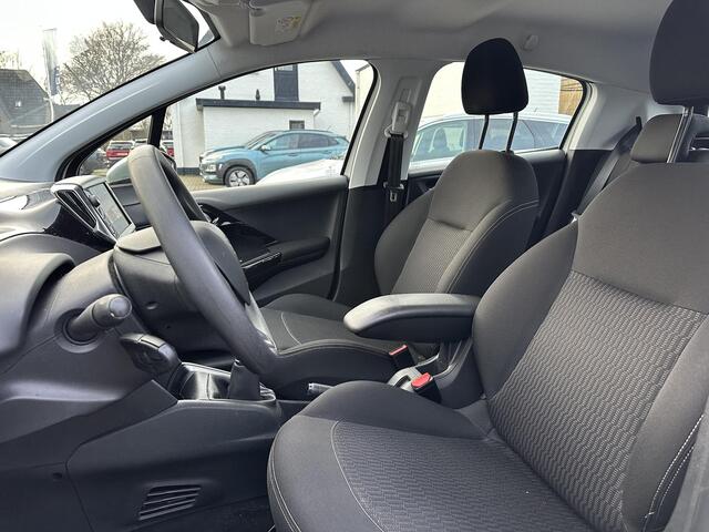 Peugeot 208 1.2 Blue Lion 82 PK | Complete Uitvoering | Navigatie | Airco | Cruise Control | LED Dagrijverlichting | Parkeersensoren | Midden Armsteun | All Season Banden | Apple Carplay & Android Auto | Dakspoiler | Mistlampen | Elektrisch Pakket