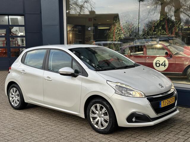 Peugeot 208 1.2 Blue Lion 82 PK | Complete Uitvoering | Navigatie | Airco | Cruise Control | LED Dagrijverlichting | Parkeersensoren | Midden Armsteun | All Season Banden | Apple Carplay & Android Auto | Dakspoiler | Mistlampen | Elektrisch Pakket