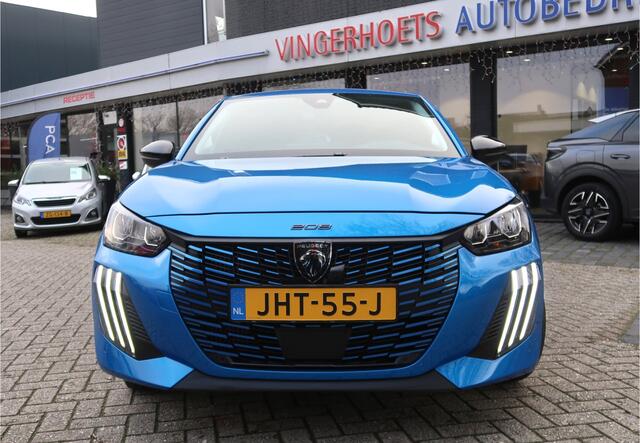 Peugeot 208 * Hybride + Benzine * Automaat * 100 e-DCS6 Allure * Navigatie * 1/2 Lederen Interieur * Climate en Adaptive Cruise Control * Voor en Achter Parkeer Camera * Lichtmetalen Velgen * Vingerhoets; Vierde generatie Eersteklas Service !