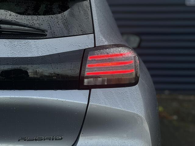 Peugeot 208 1.2 Hybrid 110 e-DCS6 Allure | Adaptieve Cruise Control | Parkeercamera/-sensoren | Apple Carplay/Android Auto | Navigatie | Climate Control | Lichtmetalen velgen | Full LED | Dodehoekdetectie |