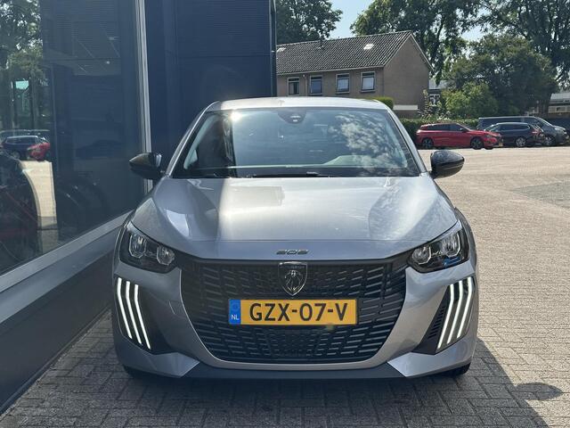 Peugeot 208 1.2 Style | Navigatie | Private Lease Vanaf ¤ 299 P/M ! | LED Verlichting | Cruise Control | Airco | Parkeersensoren | Draadloos Apple Carplay & Android Auto | Leren Stuurwiel |