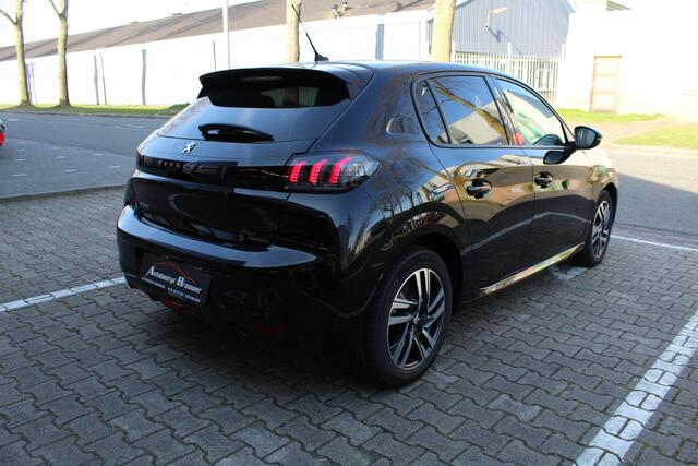 Peugeot 208 1.2 PureTech Allure 100pk / Open & Go Keyless Entry Apple CarPlay Android Auto