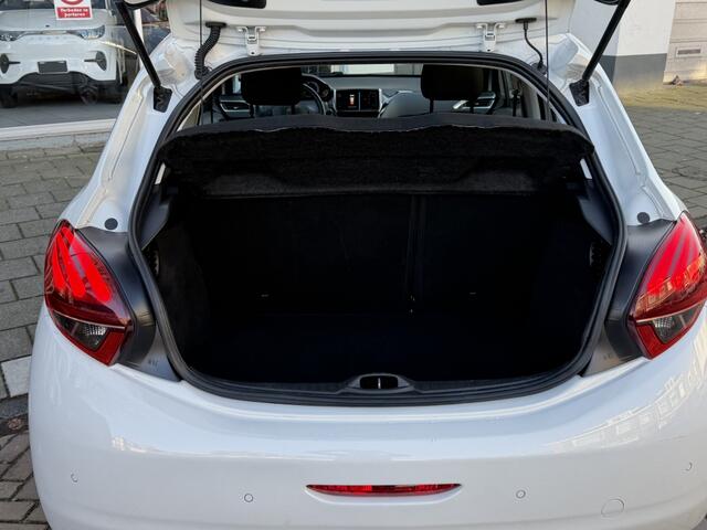 Peugeot 208 1.2 PureT. Signature
