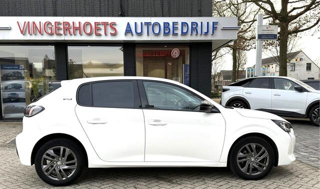 Peugeot 208 Benzine * Automaat * 100 Pk Style JXX-10-S. * Navigatie * Airco * Achteruitrij Camera * Cruise Control * Apple Carplay / Android Auto * L.M. Velgen * Vingerhoets; Vierde Generatie Eersteklas Service. Al meer dan 100 jaar een begrip in de Brabantse Kempen.