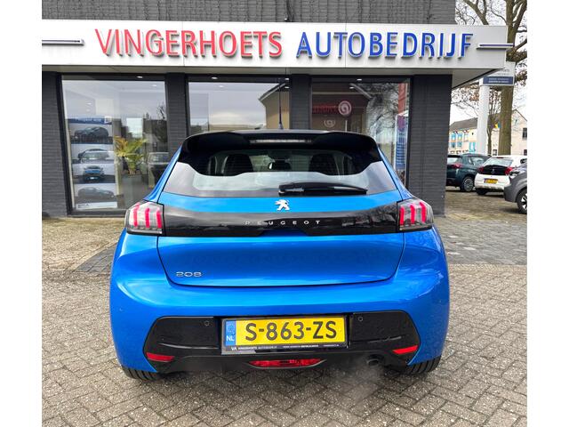Peugeot 208 100 Pk. Benzine Allure * AUTOMAAT * 1/2 Lederen interieur * Keyless Start Button * Parkeersensoren * Climate & Cruise Control * L.M. Velgen * Apple Carplay / Android Auto * Vingerhoets; Vierde Generatie Eersteklas Service. Al meer dan 100 jaar een begrip 