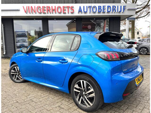 Peugeot 208 100 Pk. Benzine Allure * AUTOMAAT * 1/2 Lederen interieur * Keyless Start Button * Parkeersensoren * Climate & Cruise Control * L.M. Velgen * Apple Carplay / Android Auto * Vingerhoets; Vierde Generatie Eersteklas Service. Al meer dan 100 jaar een begrip 