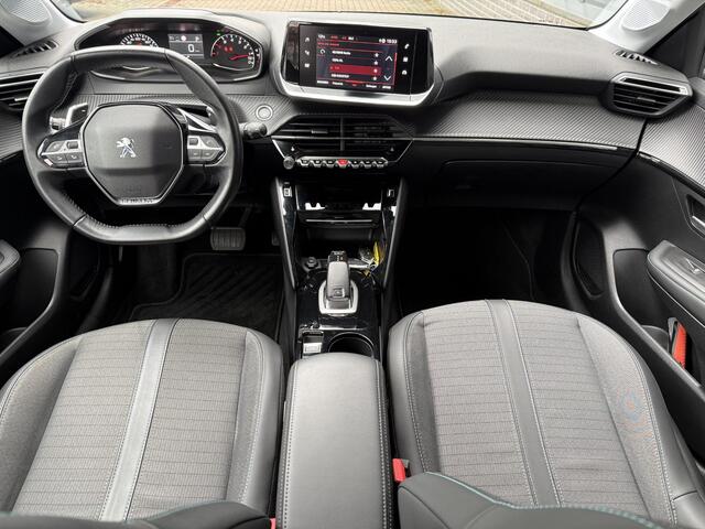 Peugeot 208 1.2 PureTech Blue Lease Allure Automaat / Dealer Onderhouden / Trekhaak / 1200 KG Trekgewicht / Stoel Verwarming / Achteruitrij Camera / Apple Carplay&Android Auto /