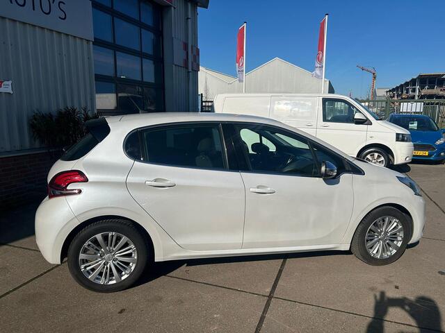 Peugeot 208 1.2 PureTech Blue Lease Executive Clima, PDC achter