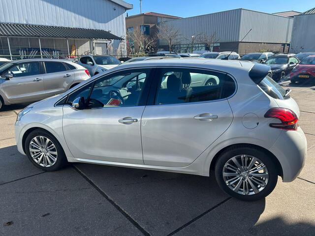 Peugeot 208 1.2 PureTech Blue Lease Executive Clima, PDC achter