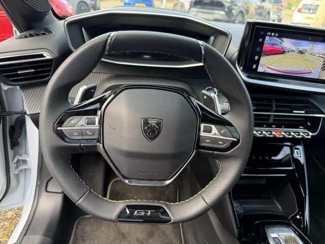 Peugeot 208 1.2 Hybrid 145 e-DCS6 GT Meest Complete Uitvoering! | Panoramadak | Alcantara Stoelen met Verwarming en Massage | Navigatie | Cruise Control | 360 Graden Camera | Full LED Verlichting | 17" Lichtmetalen Velgen | Parkeersensoren V+A |