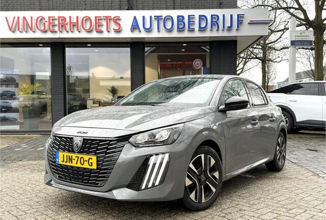 Peugeot 208 Benzine 100 Pk Allure * Spotify en Navigatie via draadloos Apple Carplay / Android Auto * Ook origineel Navigatie Systeem * L.M. Velgen * Parkeersensoren * Climate & Cruise Control * Vingerhoets; Vierde Generatie Eersteklas Service !