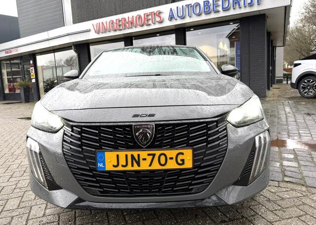 Peugeot 208 Benzine 100 Pk Allure * Spotify en Navigatie via draadloos Apple Carplay / Android Auto * Ook origineel Navigatie Systeem * L.M. Velgen * Parkeersensoren * Climate & Cruise Control * Vingerhoets; Vierde Generatie Eersteklas Service !