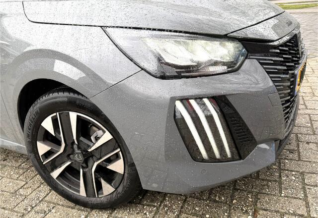 Peugeot 208 Benzine 100 Pk Allure * Spotify en Navigatie via draadloos Apple Carplay / Android Auto * Ook origineel Navigatie Systeem * L.M. Velgen * Parkeersensoren * Climate & Cruise Control * Vingerhoets; Vierde Generatie Eersteklas Service !