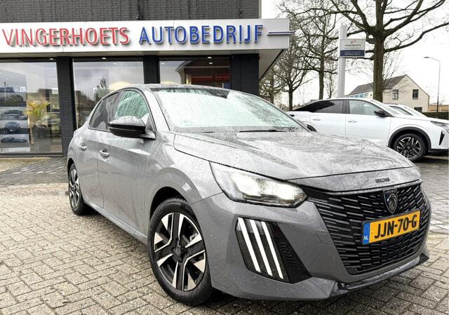 Peugeot 208 Benzine 100 Pk Allure * Spotify en Navigatie via draadloos Apple Carplay / Android Auto * Ook origineel Navigatie Systeem * L.M. Velgen * Parkeersensoren * Climate & Cruise Control * Vingerhoets; Vierde Generatie Eersteklas Service !