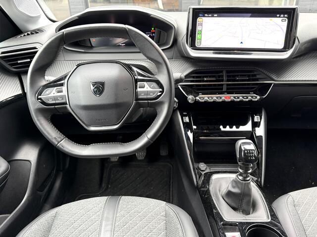Peugeot 208 Benzine 100 Pk Allure * Spotify en Navigatie via draadloos Apple Carplay / Android Auto * Ook origineel Navigatie Systeem * L.M. Velgen * Parkeersensoren * Climate & Cruise Control * Vingerhoets; Vierde Generatie Eersteklas Service !