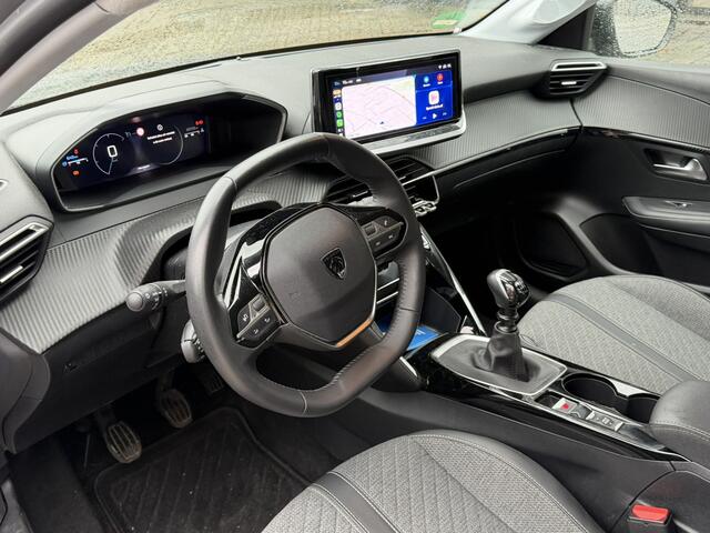 Peugeot 208 Benzine 100 Pk Allure * Spotify en Navigatie via draadloos Apple Carplay / Android Auto * Ook origineel Navigatie Systeem * L.M. Velgen * Parkeersensoren * Climate & Cruise Control * Vingerhoets; Vierde Generatie Eersteklas Service !