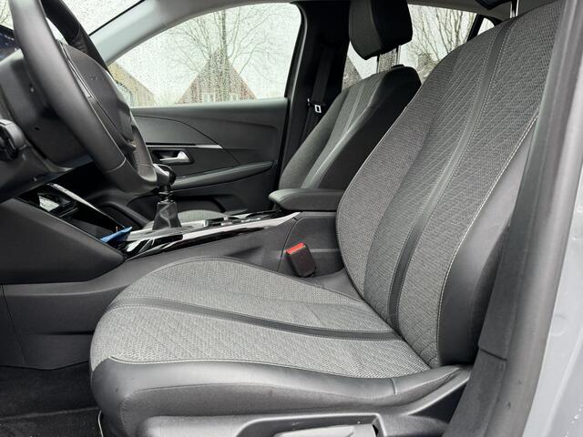 Peugeot 208 Benzine 100 Pk Allure * Spotify en Navigatie via draadloos Apple Carplay / Android Auto * Ook origineel Navigatie Systeem * L.M. Velgen * Parkeersensoren * Climate & Cruise Control * Vingerhoets; Vierde Generatie Eersteklas Service !