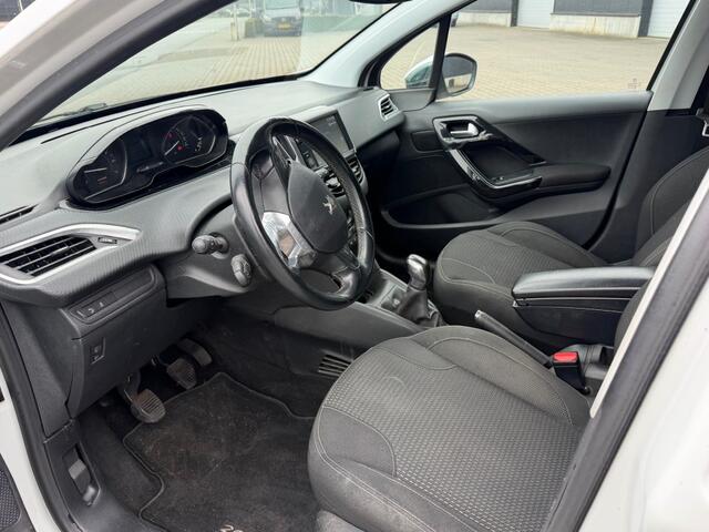 Peugeot 208 1.2 PURETECH ALLURE / NIEUWE D RIEM / VERSNELLINGSBAK
