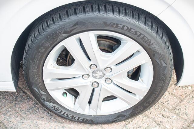 Peugeot 208 1.2 PureTech Signature | Handgeschakeld | Apple Carplay