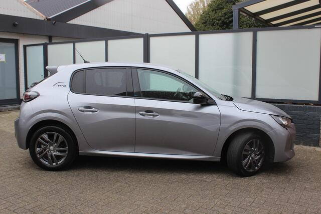 Peugeot 208 1.2 100pk Automaat Allure pack Navi, Camera, Cruise, DAB, Pdc, Led, Black Pack.