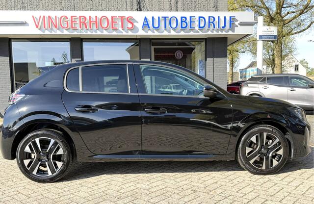 Peugeot 208 100 Pk Benzine * Sportieve Allure * Navigatie & Spotify draadloos via Apple Carply / Android Auto op groot Touch Screen scherm * L.M. Velgen * Parkeersensoren * Climate & Cruise Control * Vingerhoets; Vierde Generatie Eersteklas Service. Al meer dan 100 j