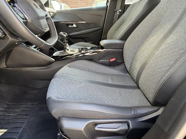 Peugeot 208 100 Pk Benzine * Sportieve Allure * Navigatie & Spotify draadloos via Apple Carply / Android Auto op groot Touch Screen scherm * L.M. Velgen * Parkeersensoren * Climate & Cruise Control * Vingerhoets; Vierde Generatie Eersteklas Service. Al meer dan 100 j
