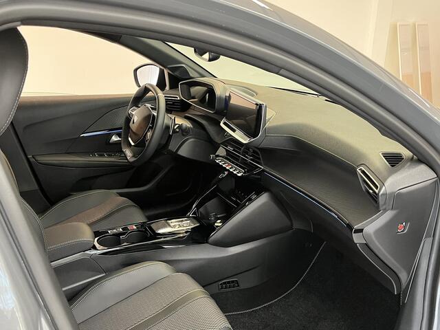 Peugeot 208 1.2 Hybrid 110 e-DCS6 GT Vision en navigation pack, Drive assist plus pack, Gris Selenium metaallak.