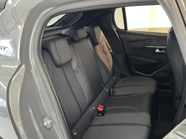 Peugeot 208 1.2 Hybrid 110 e-DCS6 GT Vision en navigation pack, Drive assist plus pack, Gris Selenium metaallak.